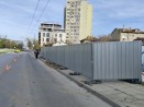 След пропадането на стълб от тролейбусната мрежа е наредено спешно укрепване на изкопа и възстановяване на тротоара
